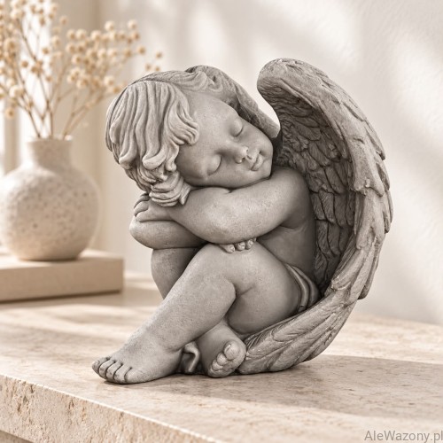 Gipsowy Aniołek szary siedzący chłopiec 13 cm