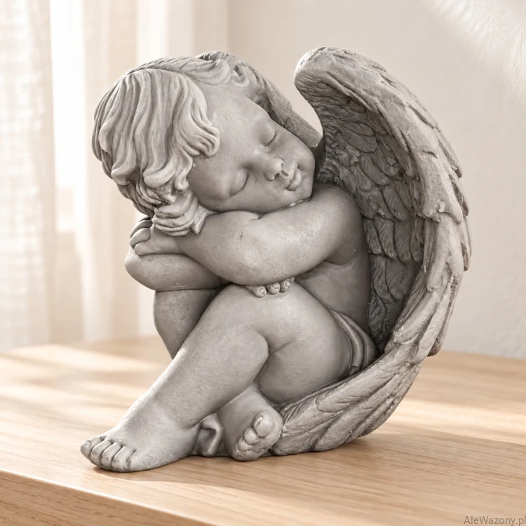 Gipsowy Aniołek szary siedzący chłopiec 13 cm